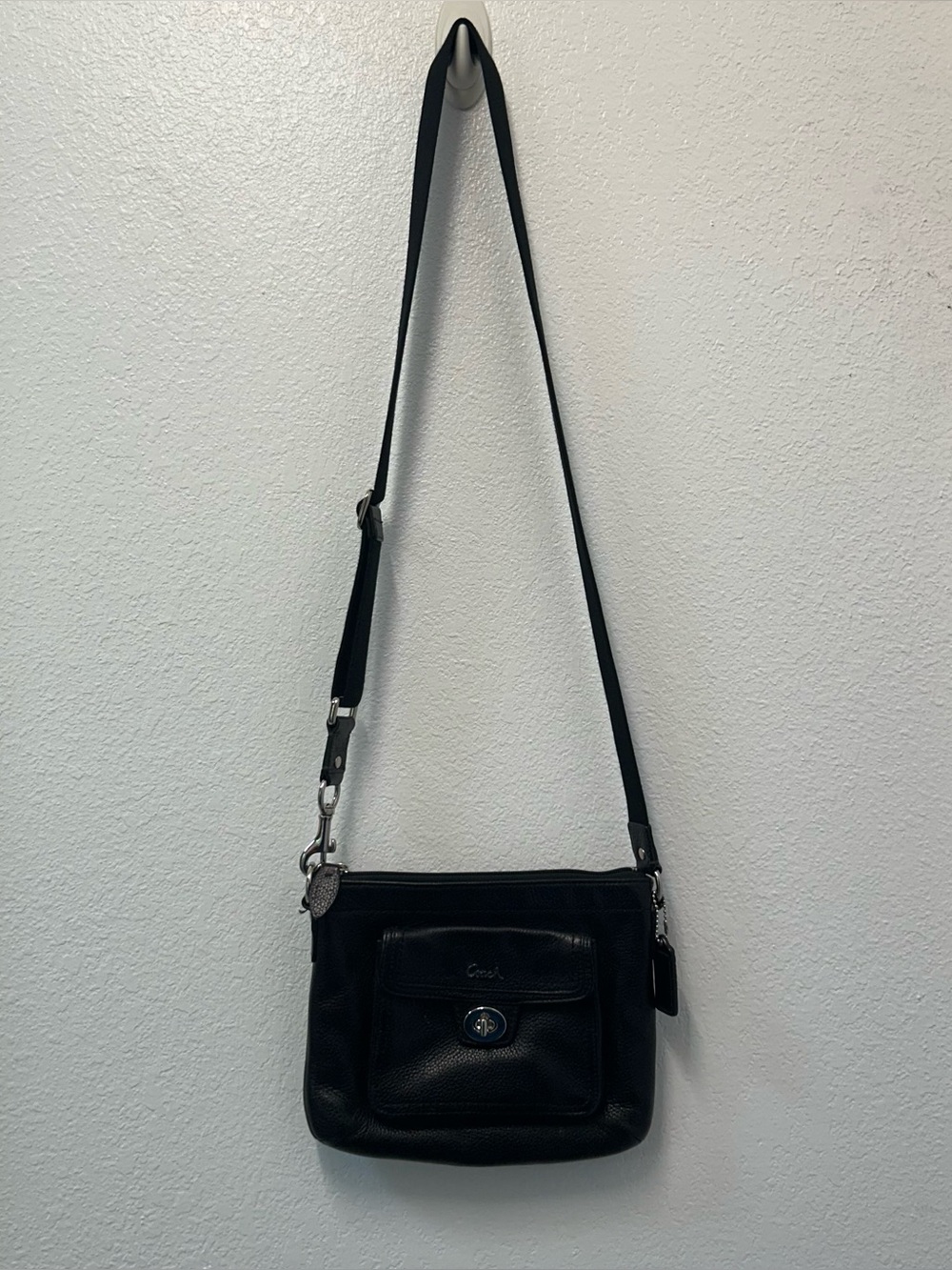 Coach Black Pebbled Leather Turn Lock Pocket Swingpack Crossbody Bag 45012